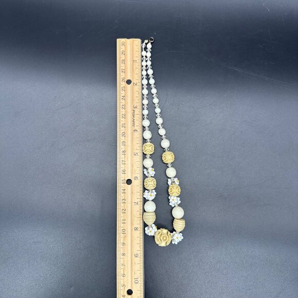 Vintage Beaded Necklace Carved Daisy Glowing Glass Flowers Retro Cream White - Picture 8 of 8
